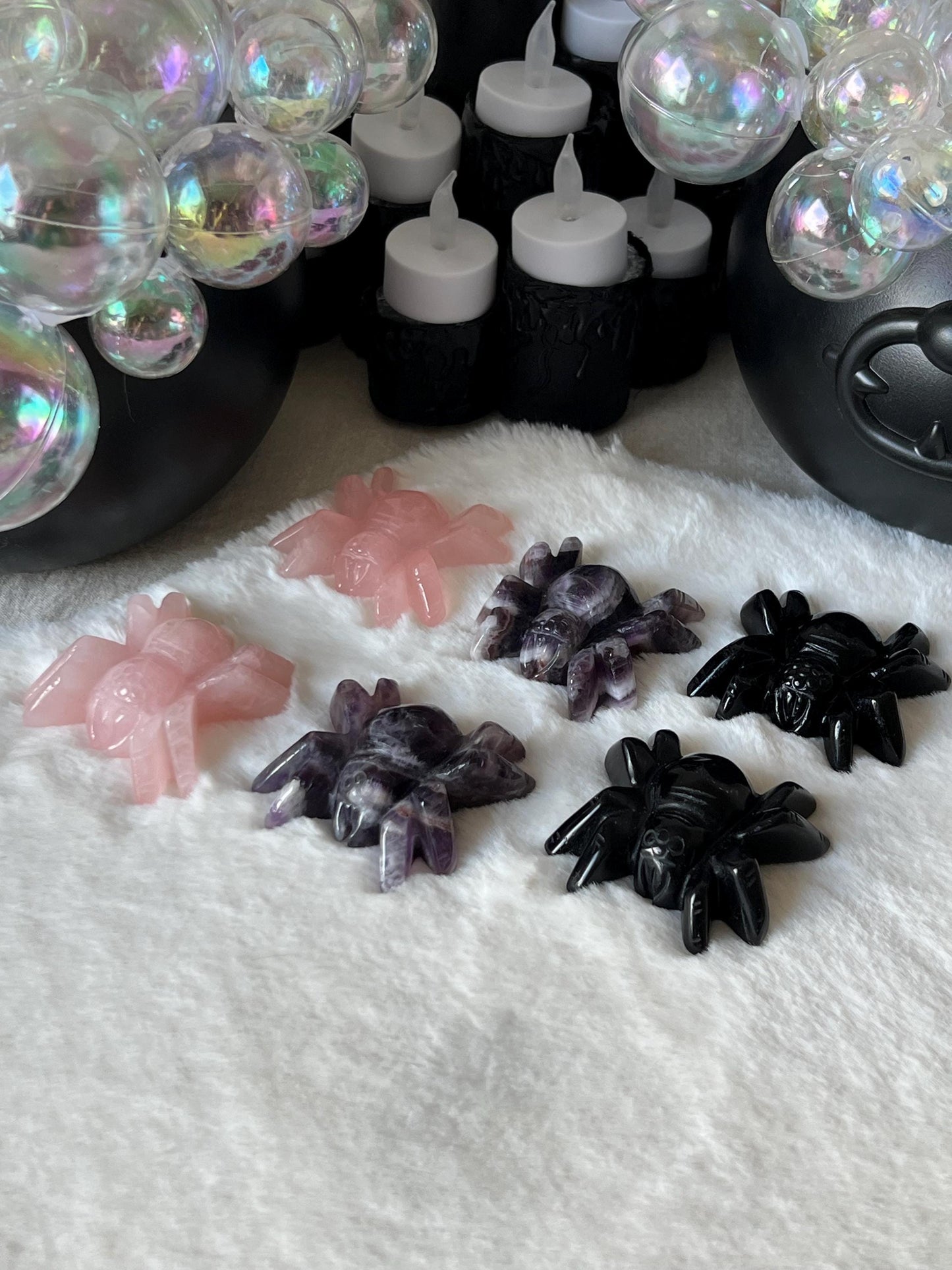 Spinnen aus Rosenquarz, Amethyst und Obsidian