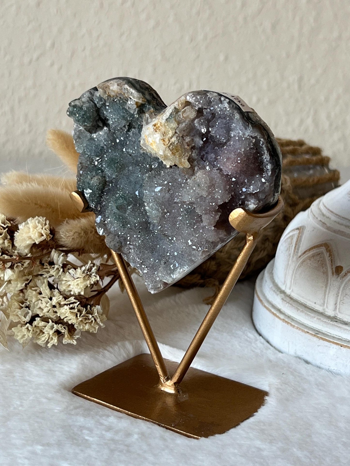 Zeolith Calcit Herzen auf goldenen Halter