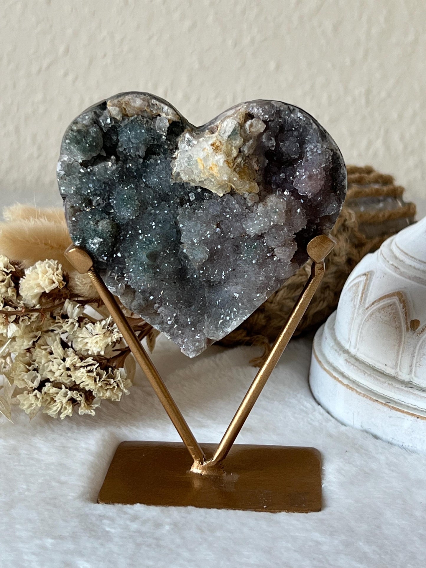 Zeolith Calcit Herzen auf goldenen Halter