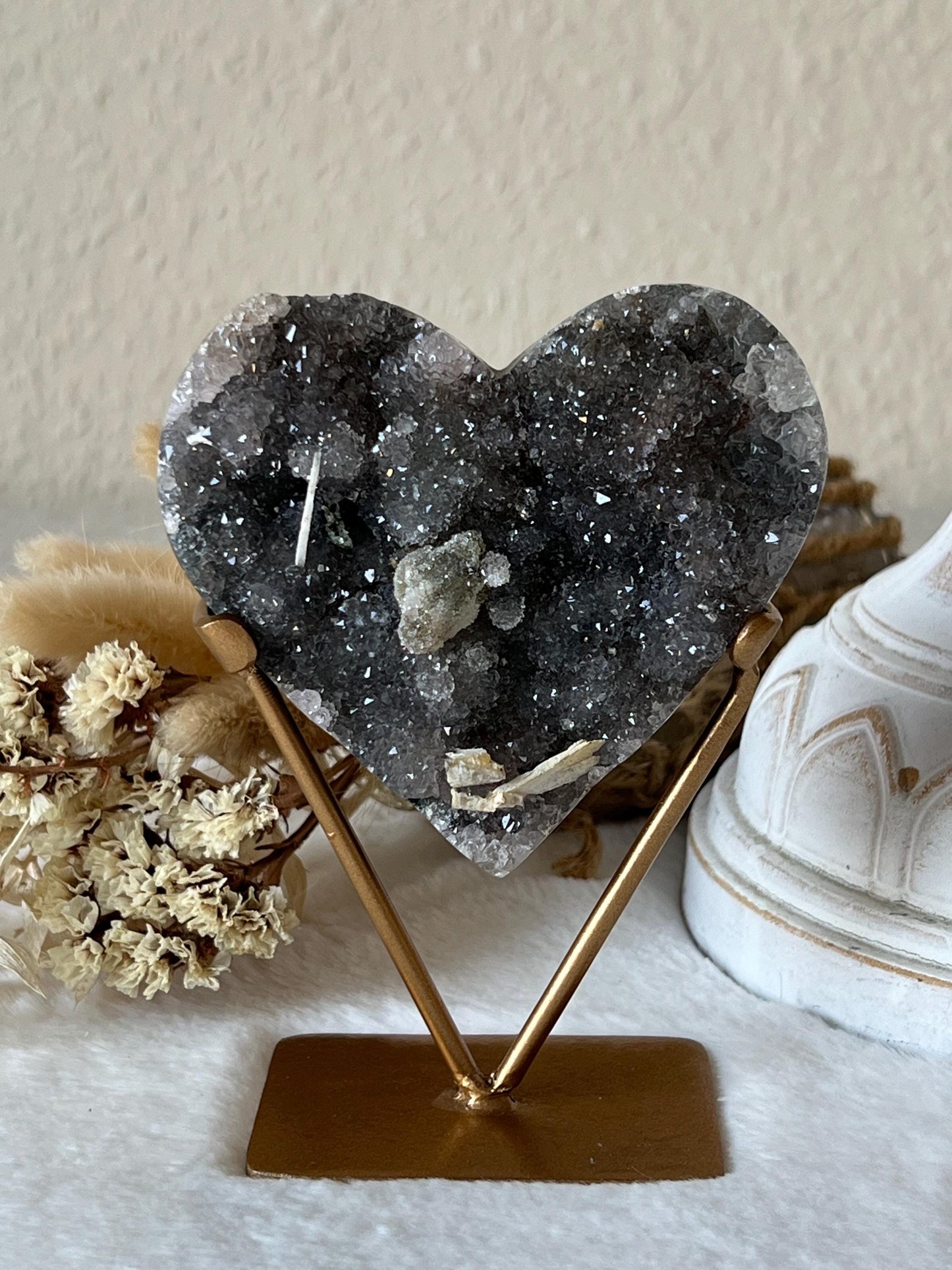 Zeolith Calcit Herzen auf goldenen Halter