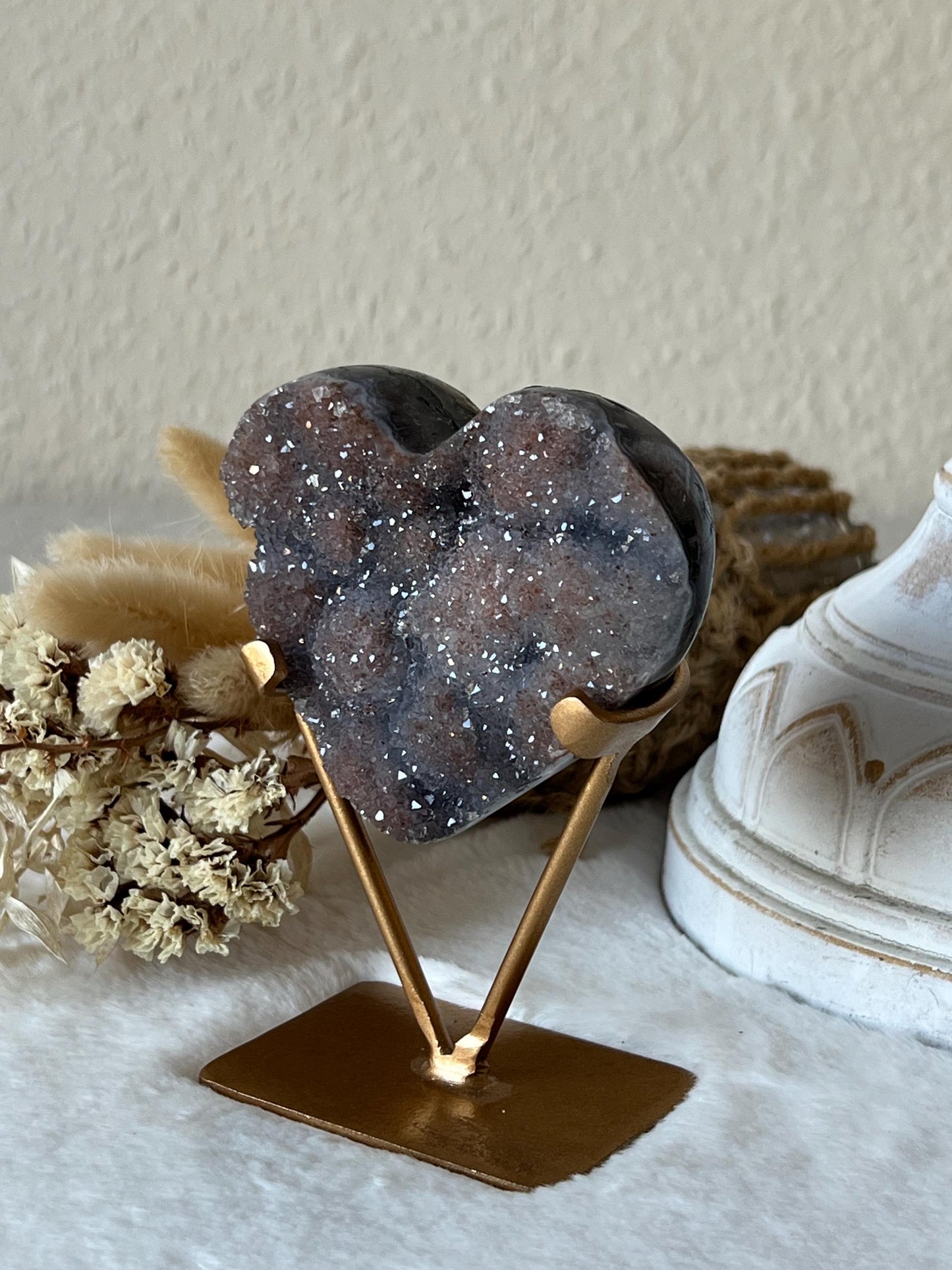 Zeolith Calcit Herzen auf goldenen Halter