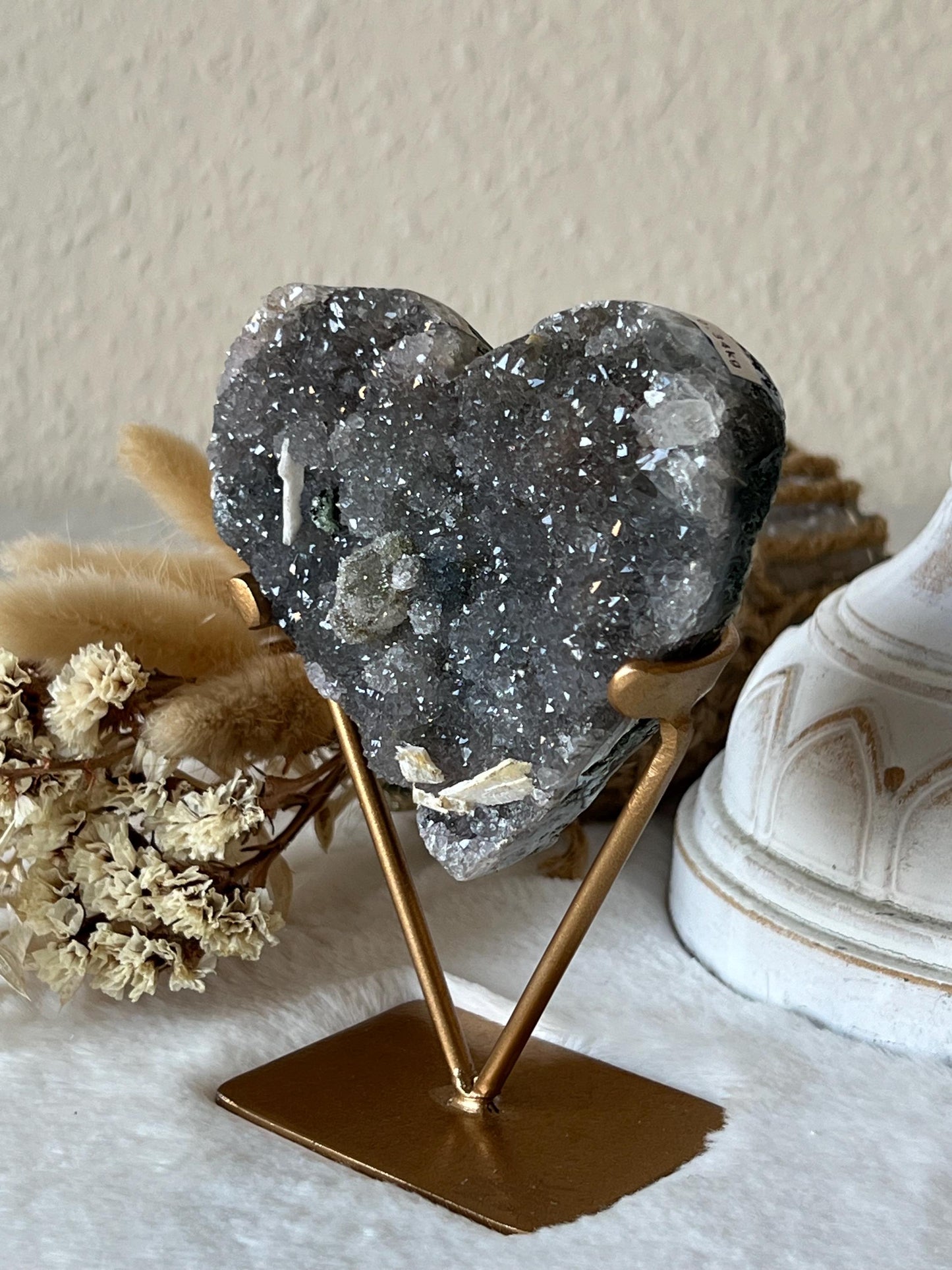 Zeolith Calcit Herzen auf goldenen Halter