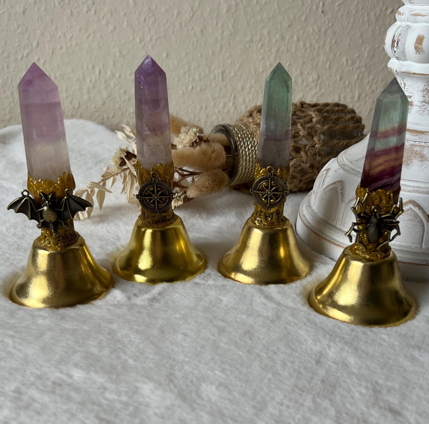 Glocke mit Fluorit Turm Fledermaus, Kompass und Spinne