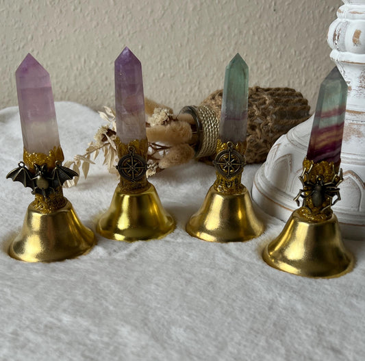 Glocke mit Fluorit Turm Fledermaus, Kompass und Spinne