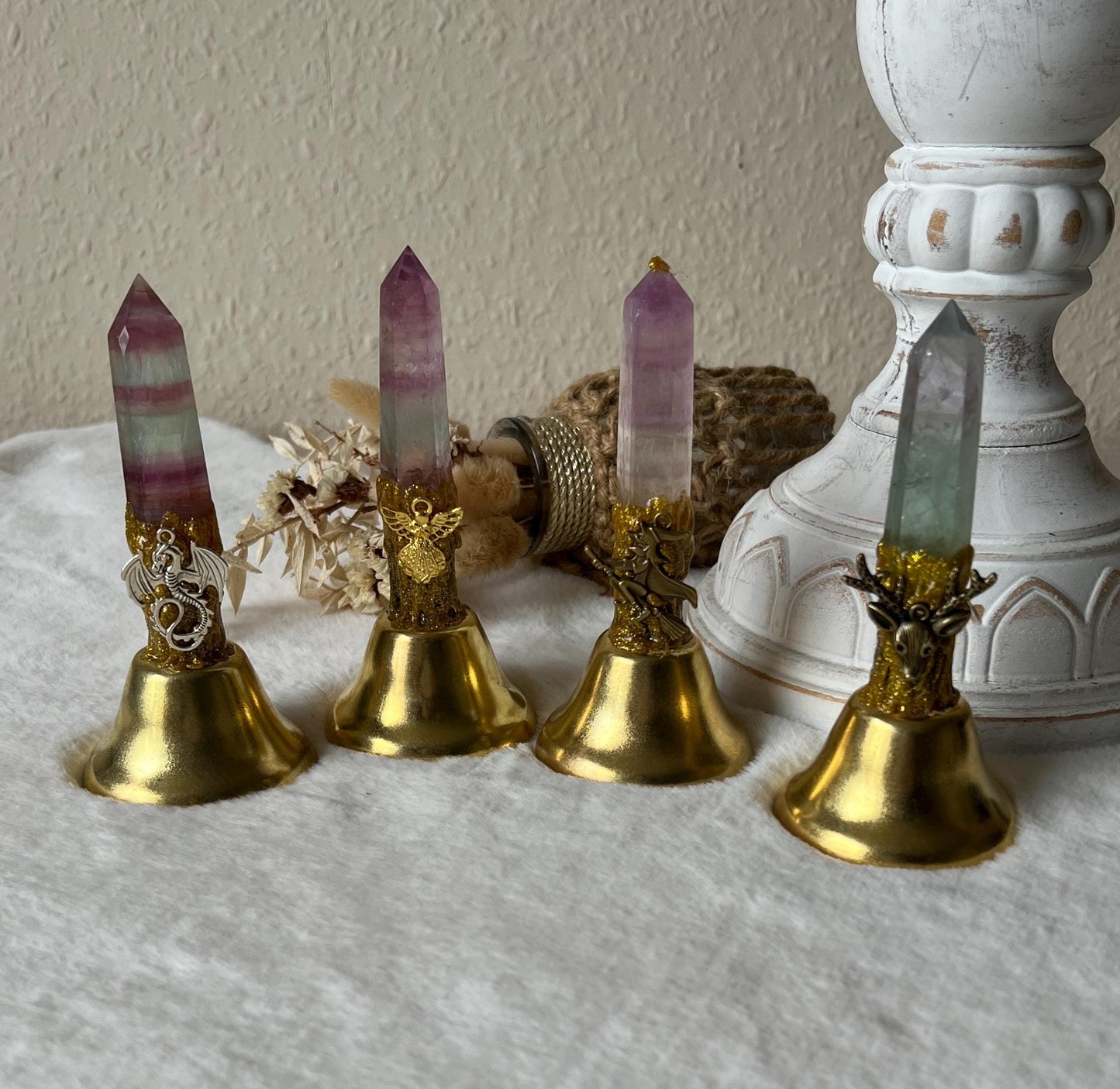 Glocke mit Fluorit Turm Drache,Engel,Hexe und Hirsch