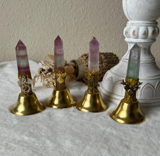 Glocke mit Fluorit Turm Drache,Engel,Hexe und Hirsch