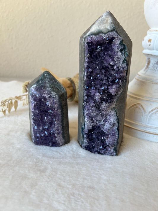 Amethyst Türme tief lila