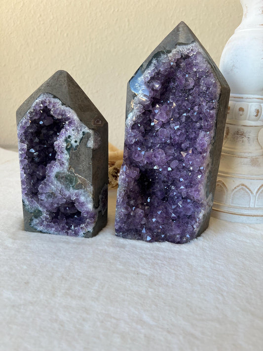Amethyst Türme tief lila