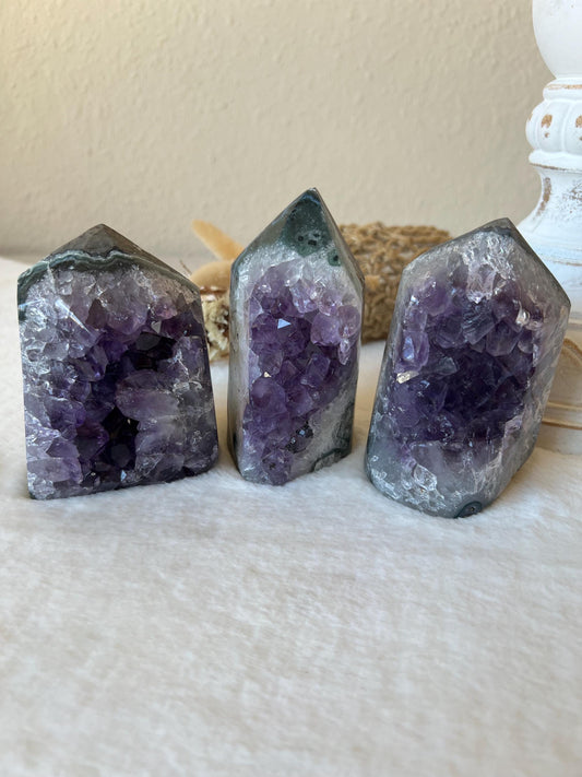 Amethyst Türme tief lila