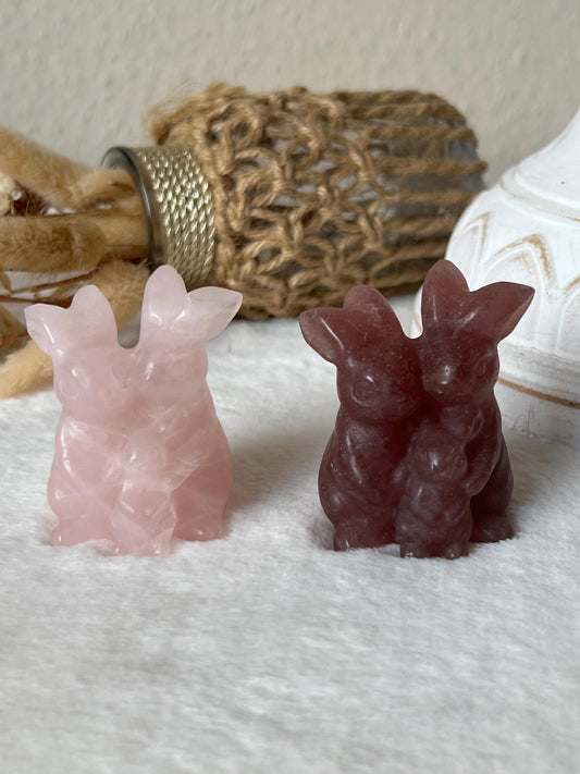 Hasenfamilie aus Rosenquarz und Erdbeerquarz
