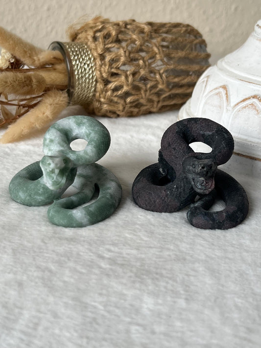 Schlangen Carving 3D aus Jade und Granat