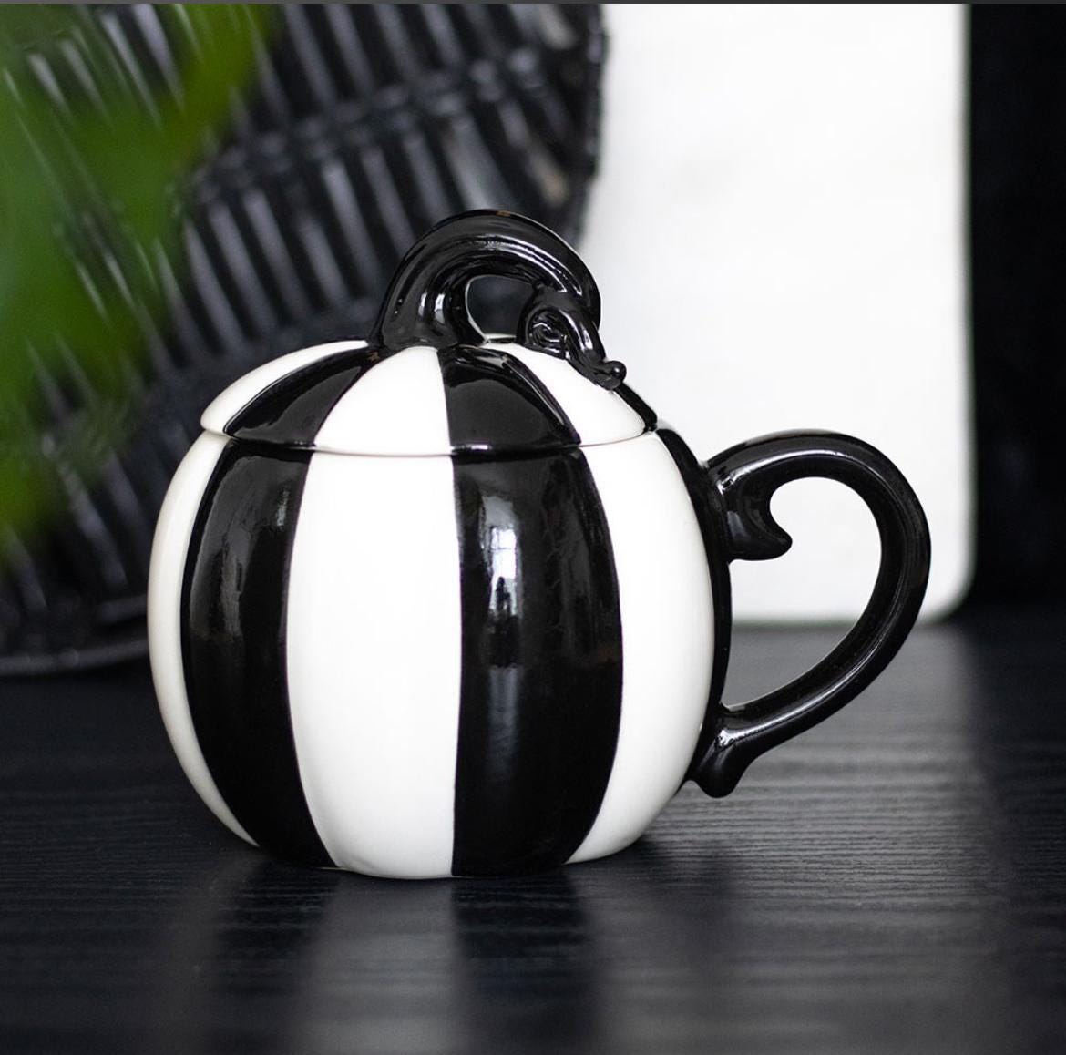 Schwarz & weiße Kürbis-Tasse mit Deckel