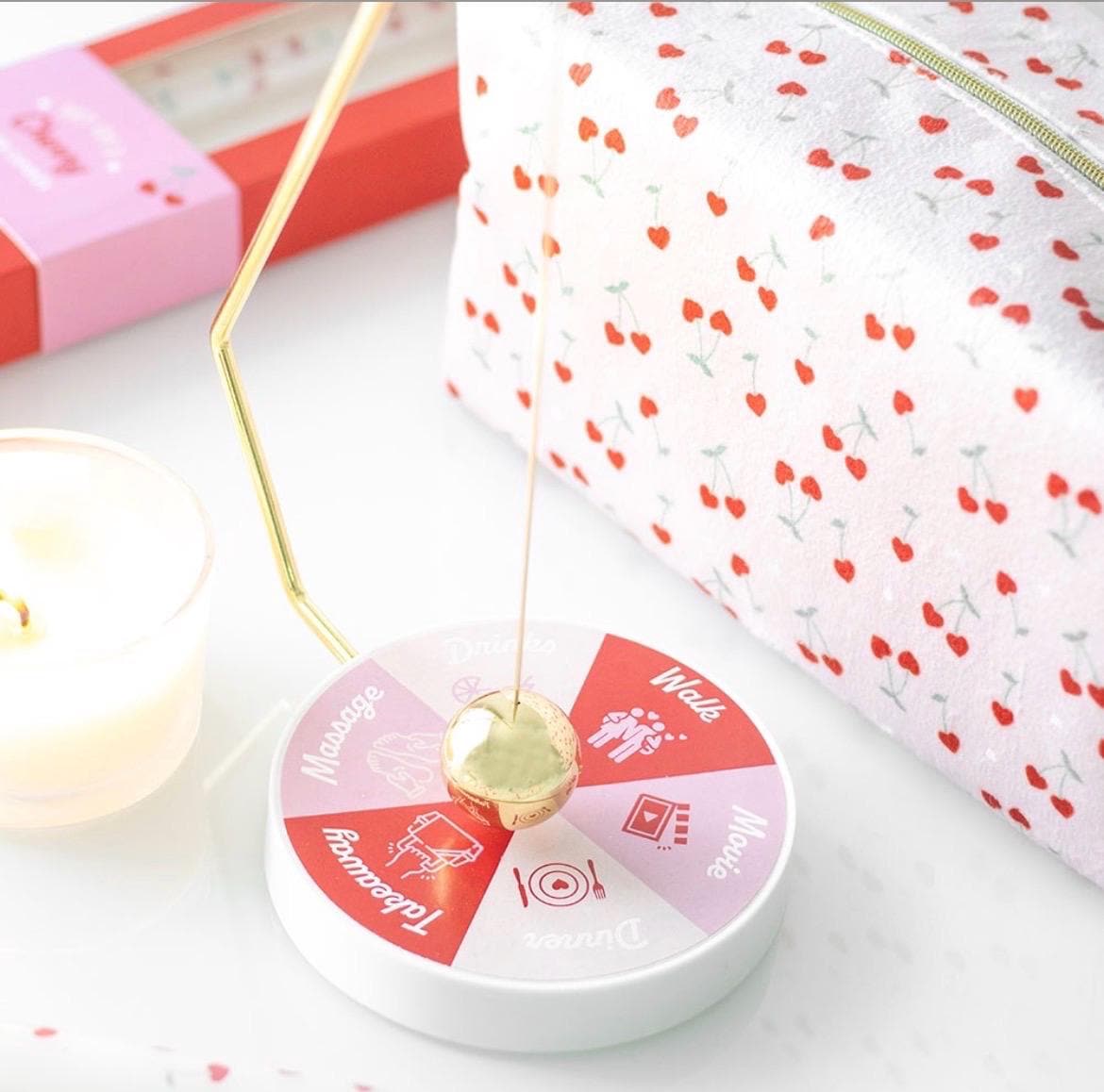 Date Night Pendelspiel mit Metallpendel | Entscheidungshelfer für Paare | Date Ideen Roulette | Geschenk für Paare