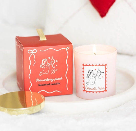 Cherub’s Kiss Duftkerze | Passionsfrucht & Pfirsich | Valentinstag Geschenk | Romantische Duftkerze | Amor Kerze
