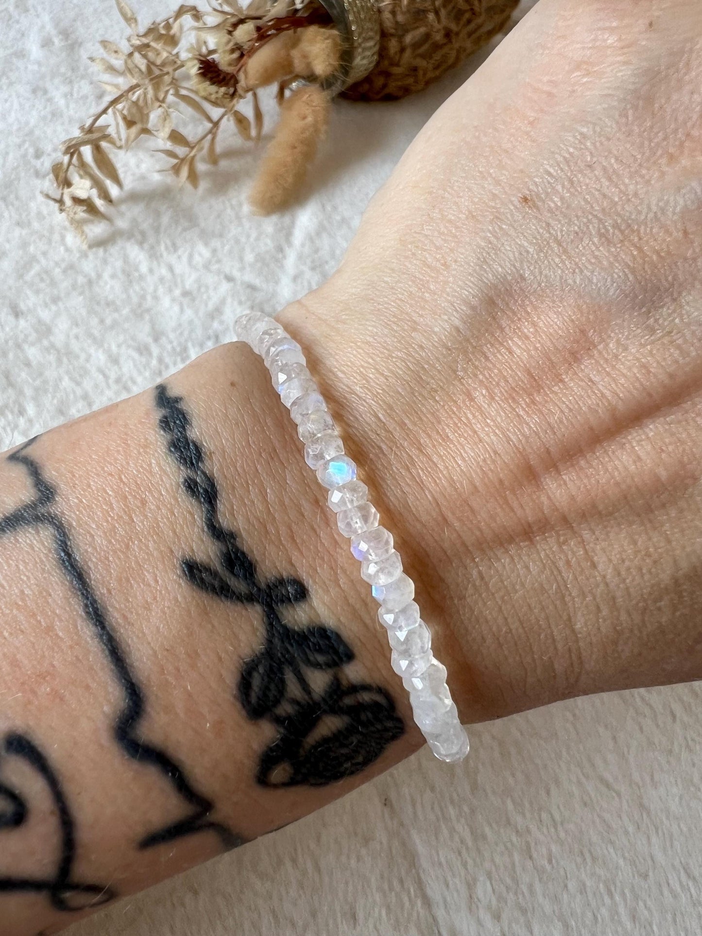 Facettiertes Madagaskar Regenbogen Mondstein Armband | Rainbow Moonstone | Echter Mondstein | Filigranes Edelstein Armband | Naturstein Schm