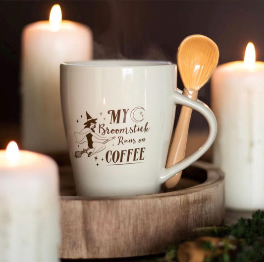 My Broomstick Runs on Coffee – Hexen Tasse mit Löffel
