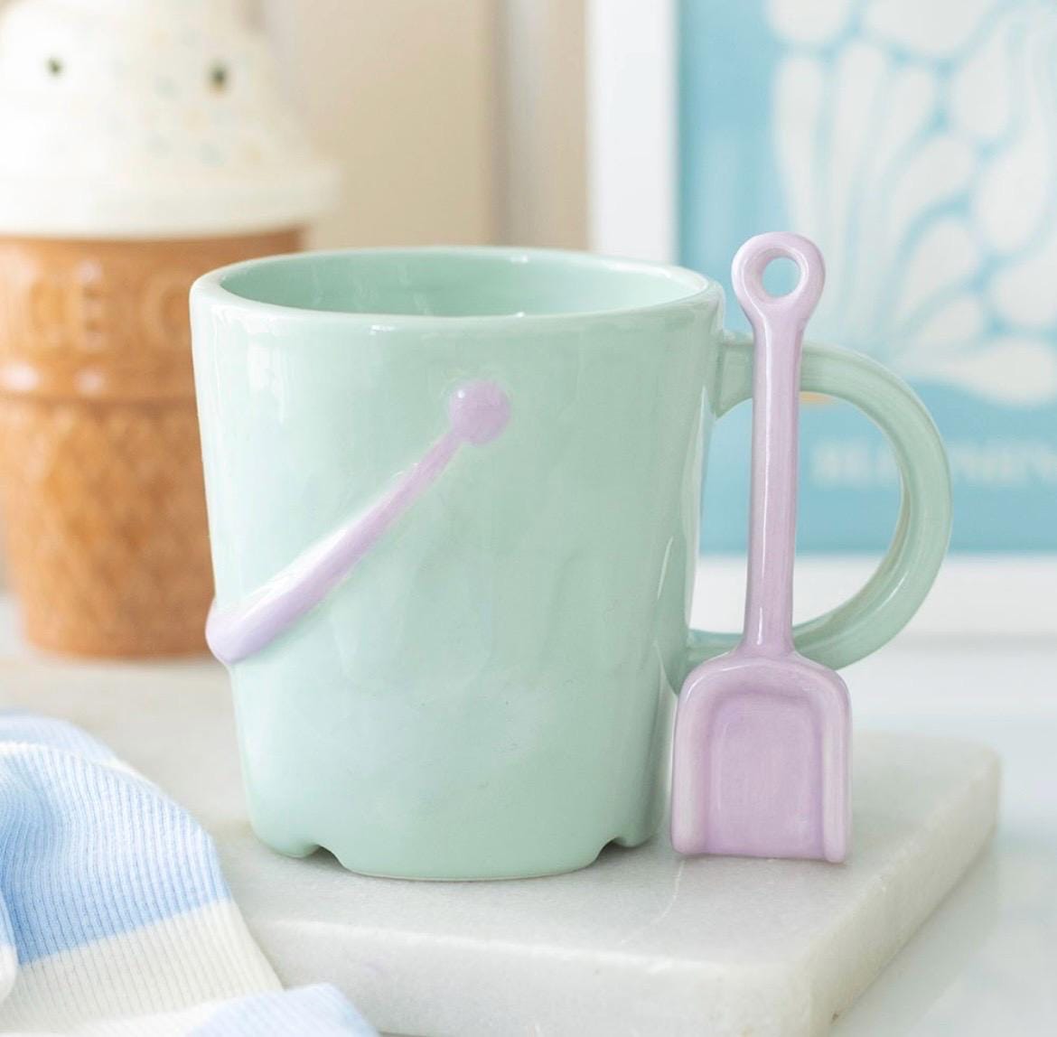 Beach Bucket Mug | Strand Tasse | Sommer Tasse | Eimer Tasse mit Schaufel | Pastell Tasse | Coastal Mug | Geschenk für Strandliebhaber