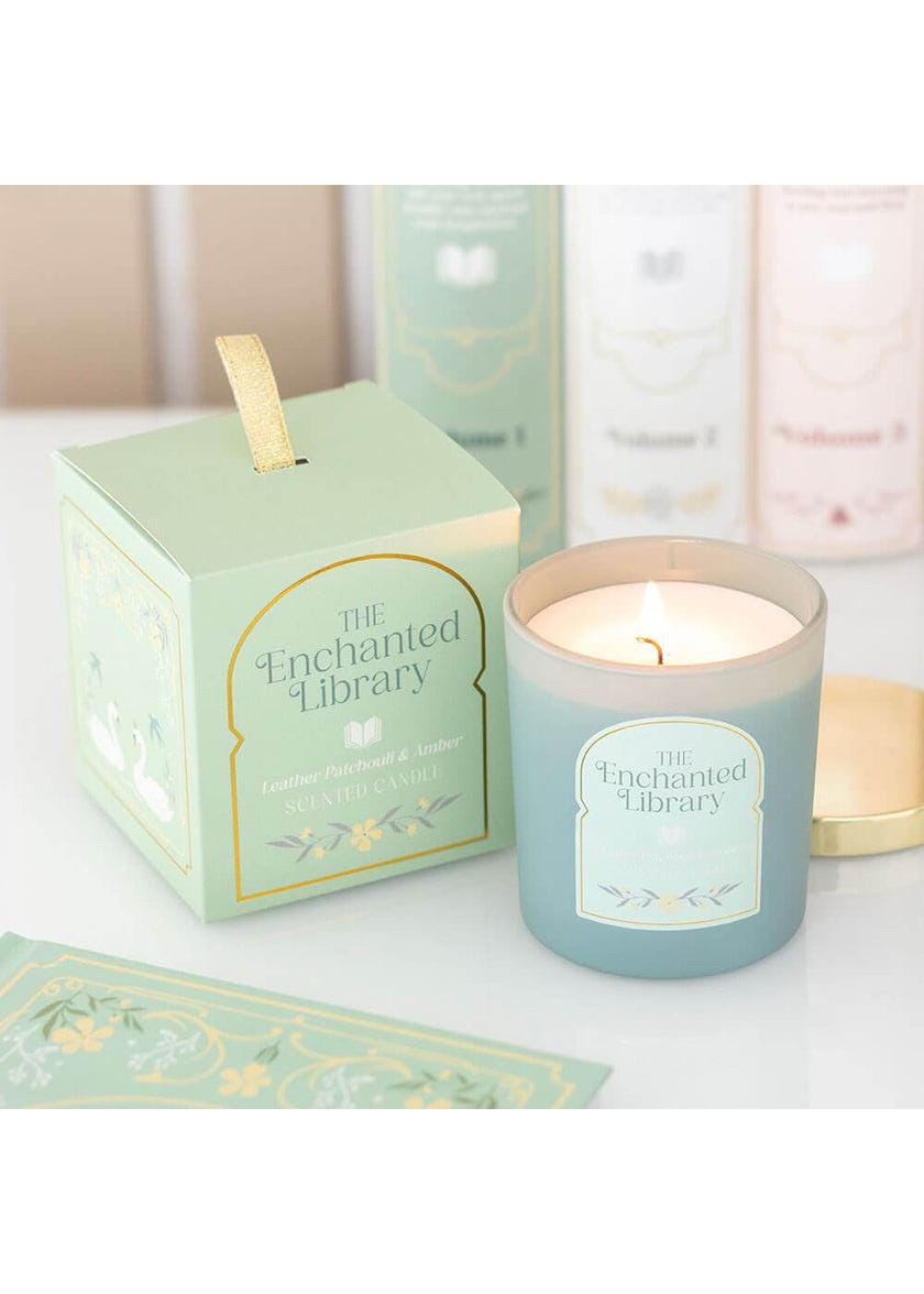Storybook Kerze | The Enchanted Library, The Story of Serenity & The Love Letter | Buchliebhaber Geschenk | Duftkerze | Booklover Candle