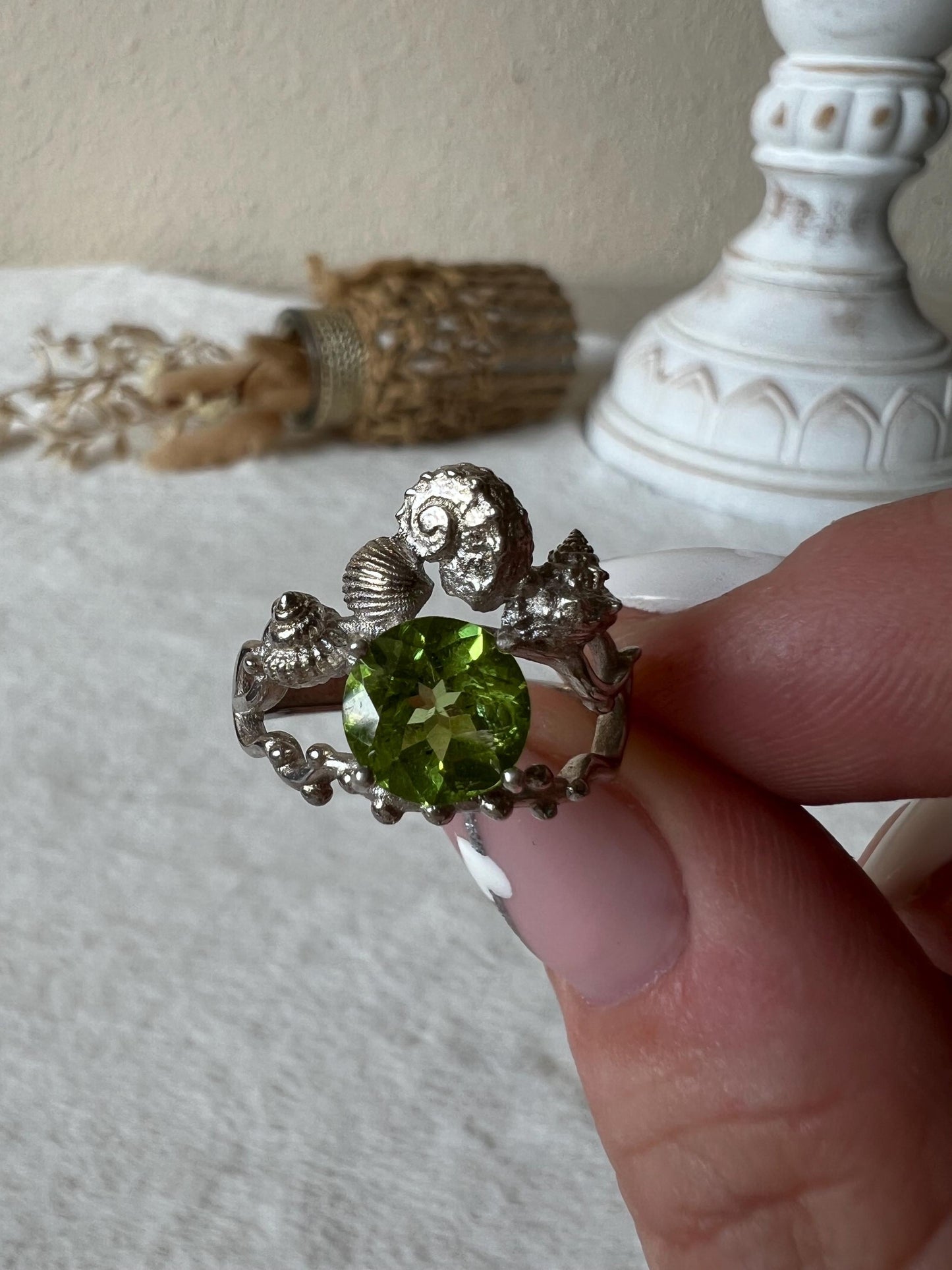Peridot Muschel Ring – 925 Silber | Echter Peridot | Meeresdesign | Edelsteinring | Größenverstellbar | Geschenk