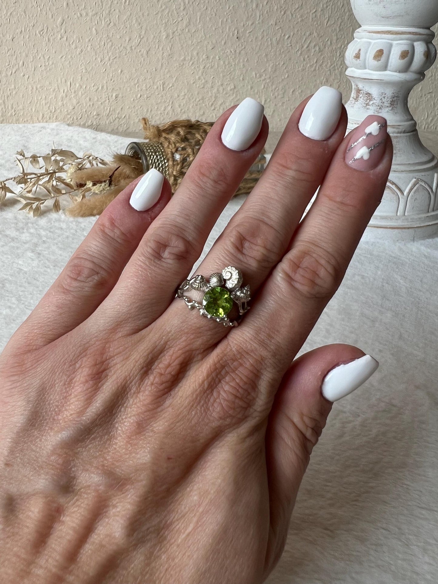 Peridot Muschel Ring – 925 Silber | Echter Peridot | Meeresdesign | Edelsteinring | Größenverstellbar | Geschenk